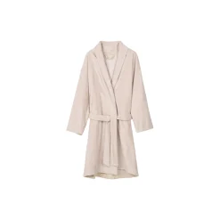 Bathrobe Silence, aura